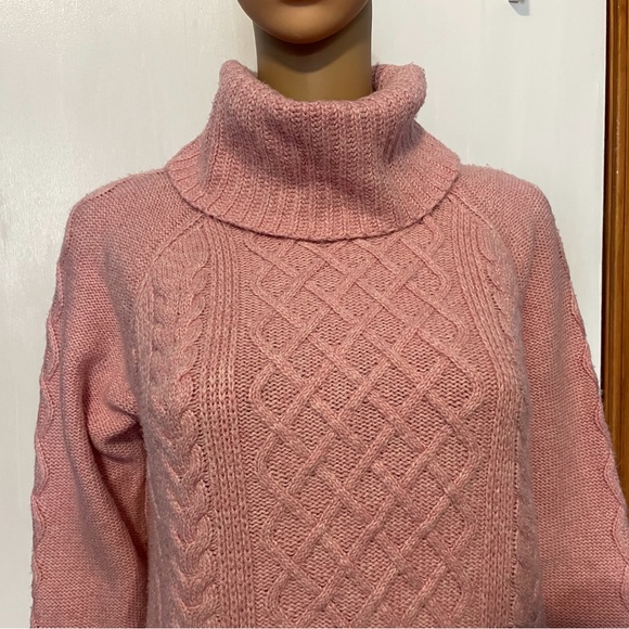 Women’s Cable-Knit Sweater, Size Medium - Picture 8 of 9